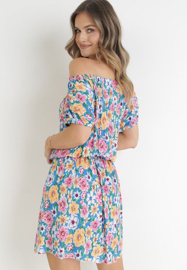 Born2be - Niebieska Sukienka Hiszpanka z Gumką w Pasie Cedrinth. Typ kołnierza: dekolt hiszpanka. Kolor: niebieski. Materiał: wiskoza, tkanina. Długość rękawa: krótki rękaw. Wzór: kwiaty, nadruk