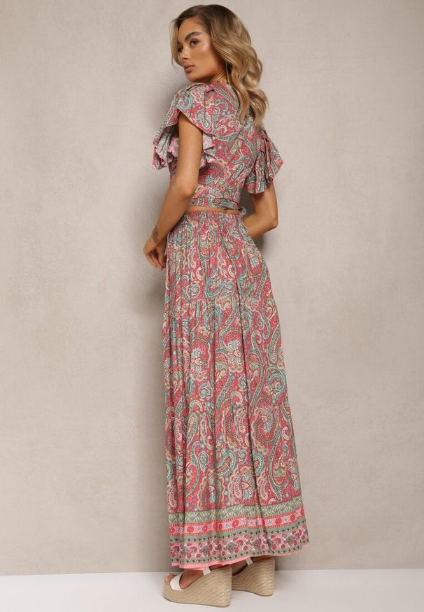 Renee - Różowy Wiskozowy Komplet 2-Częściowy w Print Paisley Długa Spódnica i Kopertowy Top Aeodosia. Kolor: różowy. Materiał: wiskoza. Wzór: nadruk, paisley