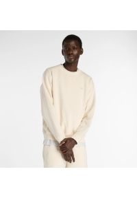 Bluza męska New Balance MT41506PEF – beżowa. Kolor: beżowy. Materiał: dresówka, tkanina, bawełna. Wzór: aplikacja, haft
