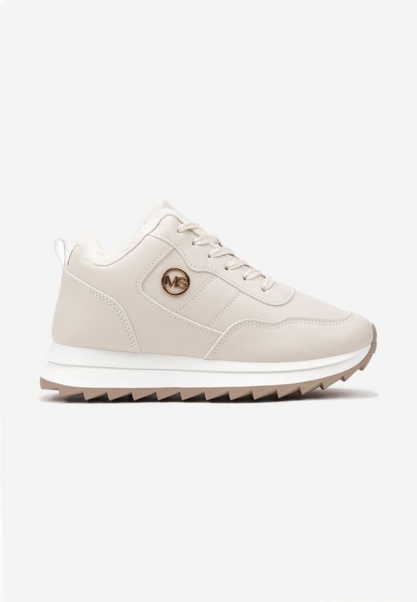 Born2be - Beżowe Sneakersy z Futrzaną Wyściółką i Metalowym Zdobieniem Tinnalira. Okazja: na co dzień. Zapięcie: sznurówki. Kolor: beżowy. Materiał: futro. Wzór: aplikacja. Obcas: na obcasie. Wysokość obcasa: niski