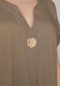 Born2be - Ciemnobeżowa Pudełkowa Sukienka z Lnem i Wiskozą Zdobiona Metalicznym Guzikiem Phisoth. Okazja: do pracy, na co dzień, na spotkanie biznesowe. Kolekcja: plus size. Kolor: beżowy. Materiał: wiskoza, len. Wzór: aplikacja. Sezon: lato. Typ sukienki: proste, dla puszystych. Styl: elegancki, biznesowy, casual #5