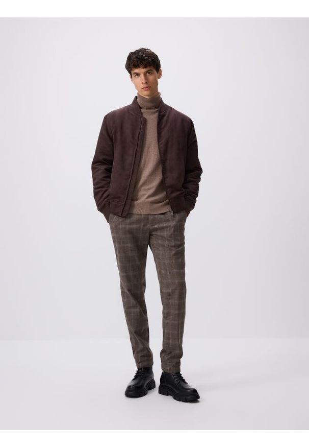 Reserved - Kurtka bomberka z imitacji zamszu - ciemnobrązowy. Kolor: brązowy. Materiał: zamsz