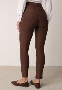 Born2be - Brązowe Spodnie z Gumką w Talii Dopasowane z Wysokim Stanem Trevona. Okazja: na co dzień. Stan: podwyższony. Kolekcja: plus size. Kolor: brązowy. Styl: casual, elegancki #8