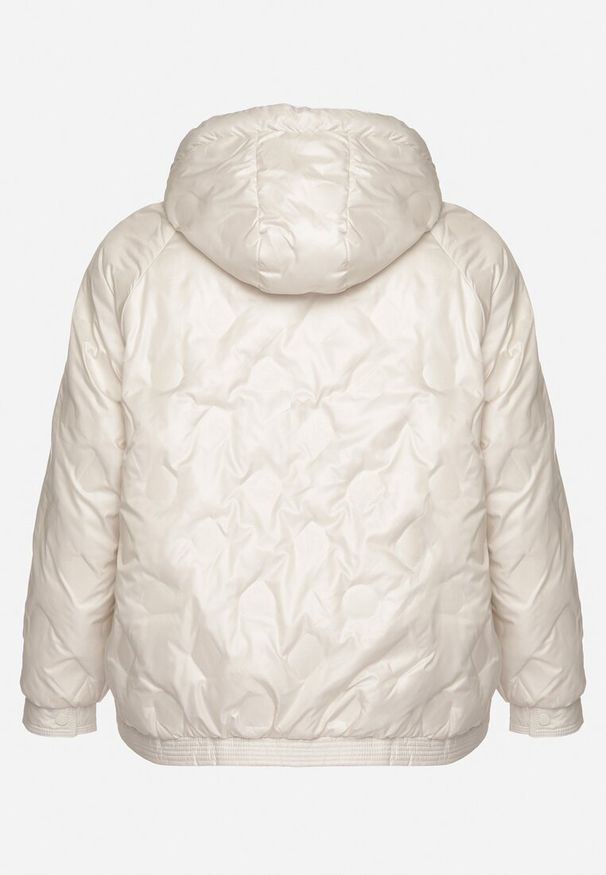 Born2be - Biała Kurtka Pikowana z Kapturem i Kieszeniami o Pudełkowym Kroju Eravinna. Okazja: na spacer. Typ kołnierza: kaptur. Kolekcja: plus size. Kolor: biały. Długość rękawa: długi rękaw. Długość: długie. Wzór: aplikacja