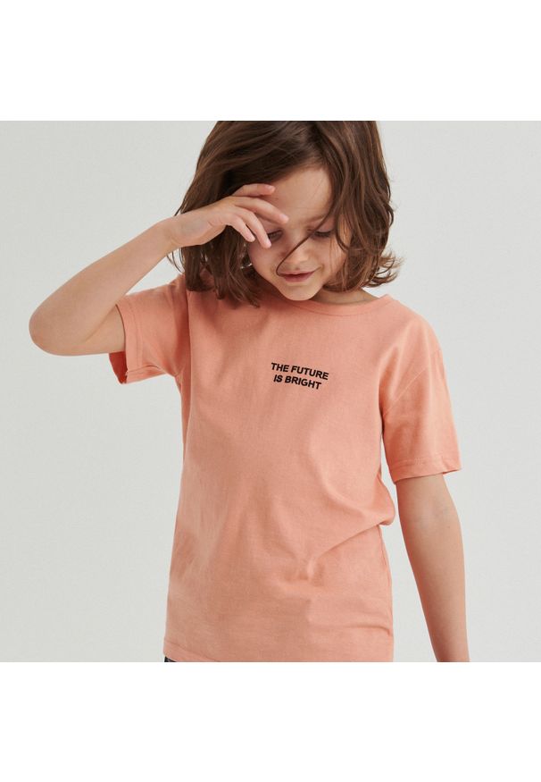 Reserved - Bawełniany t-shirt z napisem - Pomarańczowy. Kolor: pomarańczowy. Materiał: bawełna. Wzór: napisy