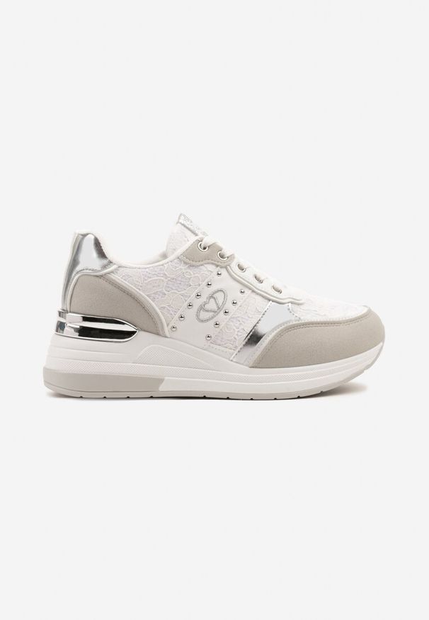 Born2be - Białe Sneakersy na Ukrytym Koturnie z Metalicznymi Wstawkami i Koronką Edivessa. Okazja: na co dzień. Zapięcie: sznurówki. Kolor: biały. Materiał: koronka. Wzór: koronka. Obcas: na koturnie