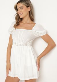 Born2be - Biały Krótki Kombinezon z Wiskozy Zwężany w Talii Feviana. Okazja: na co dzień. Kolor: biały. Materiał: wiskoza. Długość: krótkie. Wzór: aplikacja. Sezon: wiosna, lato. Styl: casual #1