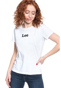 Lee - LEE T SHIRT DAMSKI LOGO T WHITE L40FEP12. Okazja: na randkę. Materiał: jeans, bawełna, dresówka. Długość rękawa: krótki rękaw. Długość: krótkie. Wzór: nadruk, kolorowy. Styl: klasyczny #6