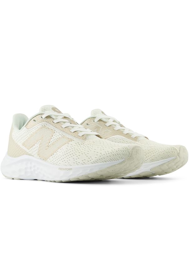 Buty damskie New Balance Fresh Foam Arishi v4 WARISYS4 – beżowe. Okazja: na co dzień. Kolor: beżowy. Materiał: materiał, syntetyk. Szerokość cholewki: normalna. Sport: fitness