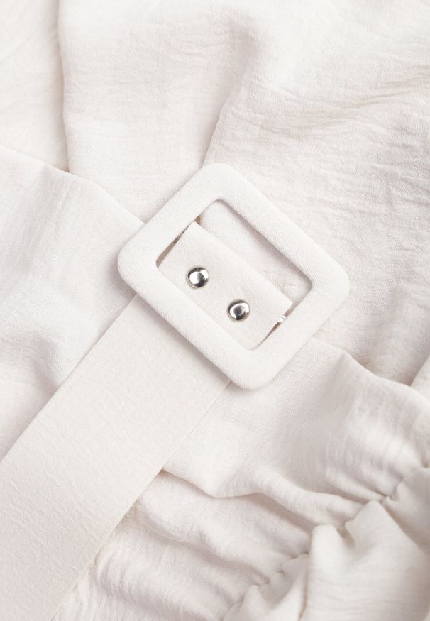 Born2be - Jasnobeżowa Sukienka z Kopertowym Dekoltem i Paskiem Sizue. Kolor: beżowy. Typ sukienki: kopertowe