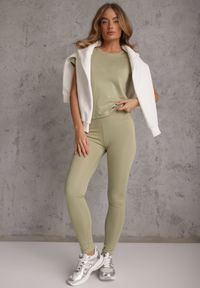 Renee - Jasnozielony Klasyczny T-shirt o Gładkim Wykończeniu Rhethine. Kolor: zielony. Materiał: jeans, zamsz. Długość: krótkie. Wzór: gładki. Styl: klasyczny #6