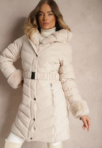 Renee - Jasnobeżowa Kurtka z Pikowanymi Przeszyciami Mocno Ocieplana z Paskiem i Odpinanym Futerkiem Hedista. Okazja: na co dzień. Kolor: beżowy. Materiał: futro. Styl: elegancki, casual #4