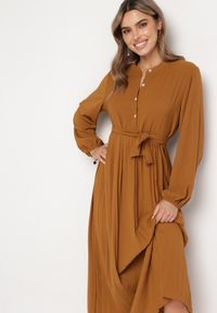 Born2be - Brązowa Rozkloszowana Sukienka Maxi z Plisowanym Dołem i Wiązanym Paskiem Nollira. Kolor: brązowy. Materiał: materiał. Długość rękawa: długi rękaw. Typ sukienki: plisowane. Styl: elegancki. Długość: maxi #7