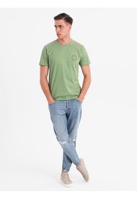 Ombre Clothing - Męski bawełniany t-shirt z nadrukiem i okrągłym dekoltem – zielony V4 - Rozmiar: L. Okazja: na co dzień. Kolor: zielony. Materiał: bawełna. Długość rękawa: krótki rękaw. Długość: krótkie. Wzór: nadruk. Sezon: wiosna, lato. Styl: casual, elegancki #5