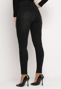 Born2be - Czarne Jeansy Skinny z Delikatnymi Cyrkoniami Hemissa. Kolor: czarny. Wzór: aplikacja #5