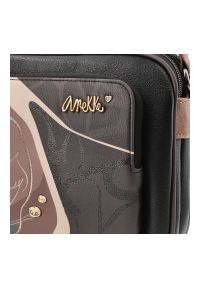 Brązowa Damska Torebka Na Ramię Anekke Z Laleczką. Kolor: brązowy. Wzór: nadruk, aplikacja. Materiał: skórzane. Styl: casual, elegancki. Rodzaj torebki: na ramię #6