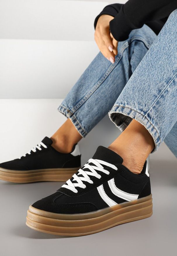 Born2be - Czarne Sneakersy w Stylu Klasycznych Tenisówek na Tłoczonej Platformie Lisanelia. Okazja: na co dzień. Kolor: czarny. Materiał: jeans. Wzór: aplikacja. Obcas: na platformie