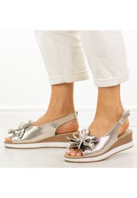 Złote skórzane sandały damskie na koturnie S.Barski 5988. Okazja: na co dzień. Zapięcie: pasek. Kolor: złoty. Materiał: skóra. Wzór: aplikacja, kwiaty. Sezon: wiosna, lato. Obcas: na koturnie. Styl: casual #1