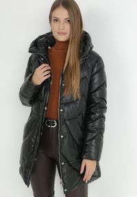 Born2be - Czarna Kurtka Pikowana z Kapturem Chepico. Typ kołnierza: kaptur. Kolor: czarny. Sezon: zima #5