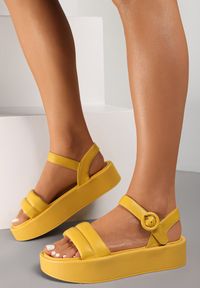 Renee - Żółte Sandały Larimisia. Nosek buta: okrągły. Zapięcie: pasek. Kolor: żółty. Obcas: na platformie