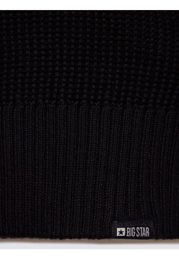 Big-Star - Sweter męski ze stójką czarny Neroni 906. Okazja: na co dzień. Typ kołnierza: kołnierzyk stójkowy. Kolor: czarny. Materiał: materiał, dzianina. Wzór: ze splotem, aplikacja. Styl: elegancki, casual