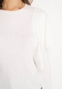 Born2be - Biały Sweter z Szerokimi Falbanami Przy Ramionach Selvira. Kolor: biały. Sezon: zima