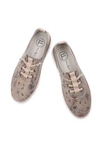 Półbuty damskie Filippo, ze skóry naturalnej ażurowa cholewka motyw wzorzysty sznurowane lekka podeszwa, beżowe, DP7671/26 BE. Okazja: na co dzień. Zapięcie: sznurówki. Kolor: beżowy. Materiał: skóra. Szerokość cholewki: normalna. Wzór: ażurowy. Styl: casual, klasyczny, elegancki #7