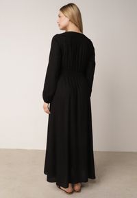 Born2be - Czarna Rozkloszowana Sukienka z Lnem i Wiskozą Zdobiona Guzikami Maitiella. Okazja: na co dzień. Typ kołnierza: dekolt w kształcie V. Kolor: czarny. Materiał: wiskoza, len. Długość rękawa: długi rękaw. Wzór: aplikacja. Sezon: wiosna, lato. Styl: casual, elegancki #5