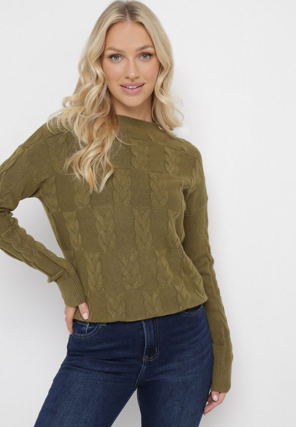 Born2be - Ciemnozielony Sweter o Warkoczowym Splocie z Okrągłym Dekoltem Selinera. Kolor: zielony. Materiał: dzianina. Wzór: ze splotem. Styl: klasyczny