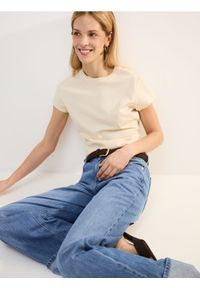 Reserved - T-shirt z domieszką jedwabiu - złamana biel. Materiał: jedwab