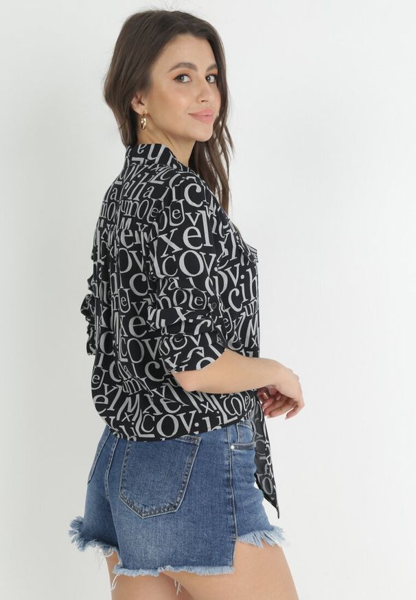 Born2be - Czarna Koszula z Wiązaniem w Nadruk Addia. Okazja: na spotkanie biznesowe, na co dzień. Typ kołnierza: kołnierzyk klasyczny. Kolor: czarny. Materiał: jeans, wiskoza. Długość rękawa: długi rękaw. Długość: długie. Wzór: nadruk. Styl: klasyczny, biznesowy, casual, elegancki