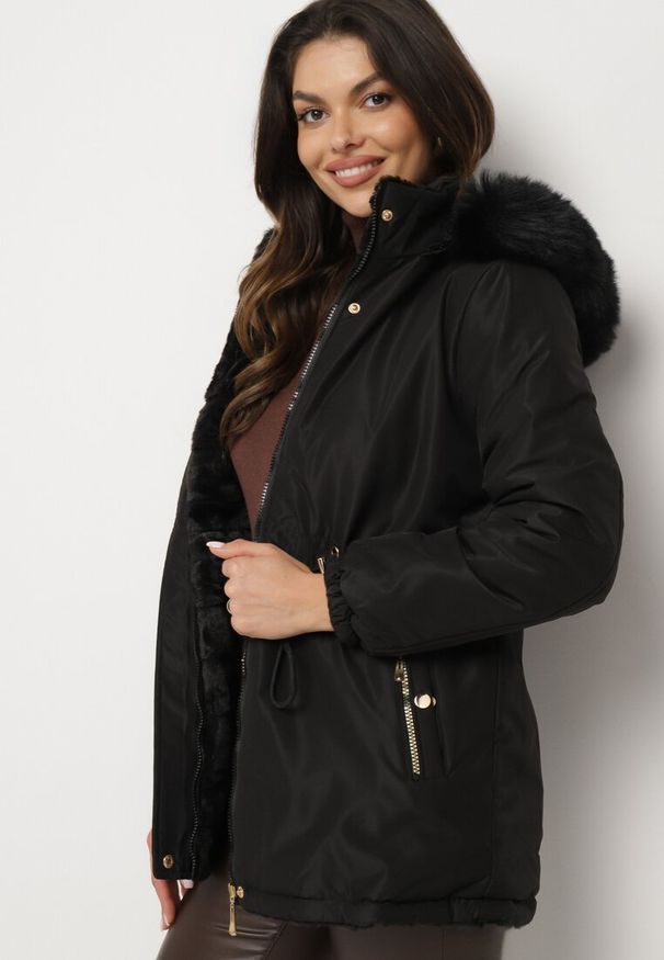 Born2be - Czarna Dwustronna Kurtka Parka z Odpinanym Kapturem i Futrzaną Podszewką Zinnalea. Okazja: na spacer. Kolor: czarny. Materiał: futro. Wzór: gładki. Styl: elegancki