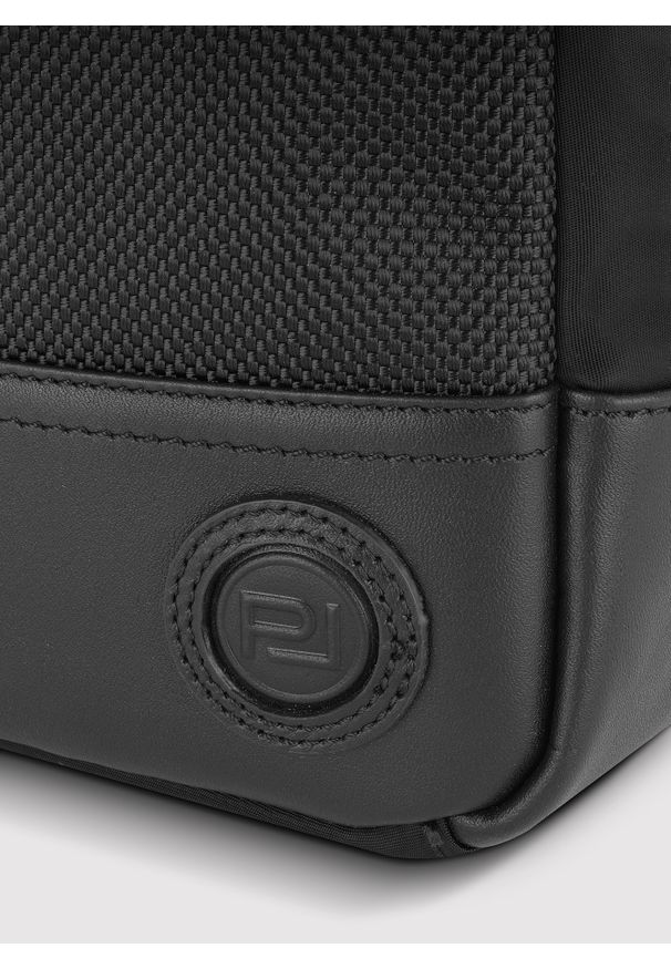 Pako Lorente - PAKO LORENTE – Czarna torba saszetka na ramię. Kolor: czarny. Materiał: skóra, nylon