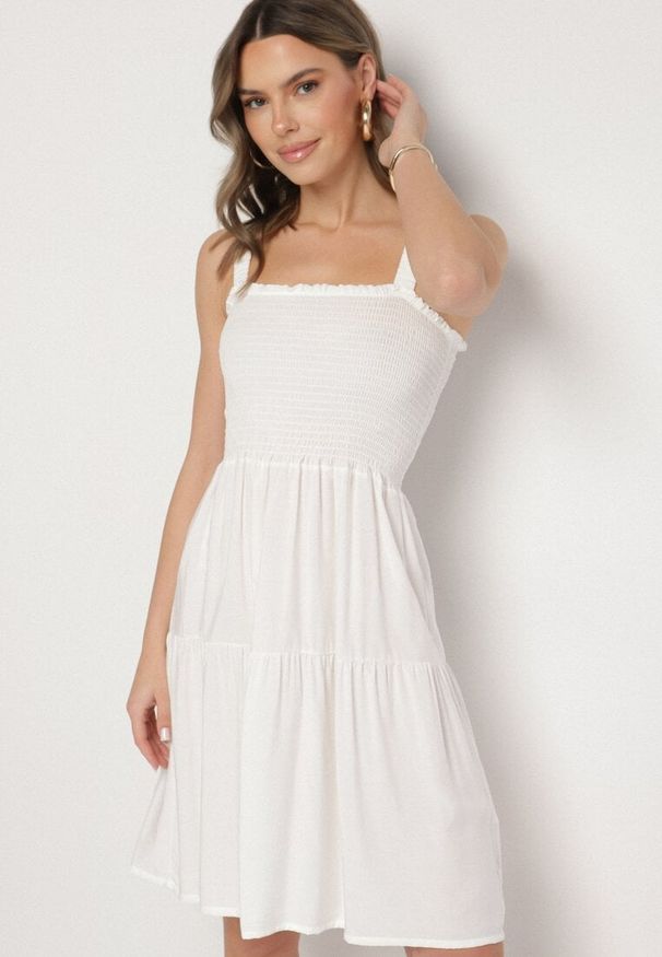 Born2be - Biała Rozkloszowana Sukienka na Ramiączkach z Wiskozy Miravelia. Okazja: na co dzień. Typ kołnierza: dekolt kwadratowy. Kolor: biały. Materiał: wiskoza. Długość rękawa: na ramiączkach. Typ sukienki: proste. Styl: casual