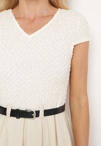 Born2be - Beżowa Rozkloszowana Sukienka z Paskiem z Imitacji Skóry Drinna. Typ kołnierza: dekolt w kształcie V. Kolor: beżowy. Materiał: skóra. Długość rękawa: krótki rękaw. Wzór: aplikacja. Styl: elegancki #3