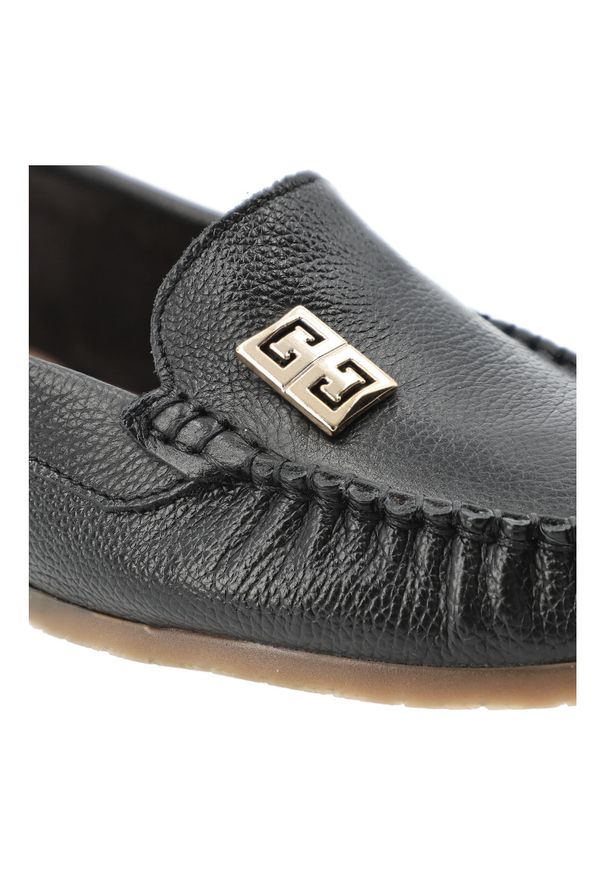 Mokasyny damskie Armodo, cholewka ze skóry naturalnej gładkiej klasyczna wsuwana konstrukcja z delikatnym przeszyciem z przodu subtelny metalowy deta. Okazja: na co dzień. Kolor: czarny. Materiał: skóra. Szerokość cholewki: normalna. Wzór: gładki. Styl: klasyczny