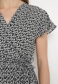 Born2be - Czarna Sukienka z Kopertowym Dekoltem Wiązanym Paskiem i Gumką w Talii z Wiskozy Canbra. Kolor: czarny. Materiał: wiskoza. Sezon: lato. Typ sukienki: kopertowe #7