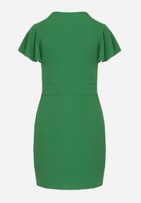 Born2be - Zielona Dopasowana Sukienka Mini z Kopertowym Dekoltem i Ozdobną Falbanką Gwendara. Kolor: zielony. Typ sukienki: kopertowe. Styl: elegancki. Długość: mini #3