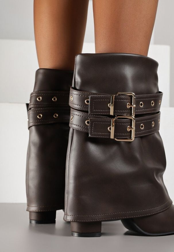 Renee - Brązowe Botki Kowbojki na Słupku Ozdobione Klamrami i Wywiniętą Cholewką Codvire. Okazja: na co dzień. Zapięcie: klamry. Kolor: brązowy. Materiał: jeans. Szerokość cholewki: normalna. Wzór: aplikacja. Obcas: na słupku. Styl: casual