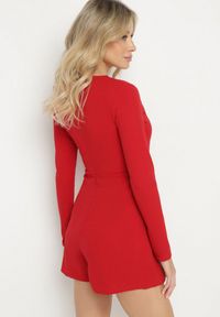 Born2be - Czerwony Kombinezon z Wiskozą z Dekoltem w Serek i Zakładkami Adivina. Okazja: na co dzień. Kolor: czerwony. Materiał: wiskoza. Długość rękawa: długi rękaw. Długość: krótkie. Styl: casual, elegancki #3