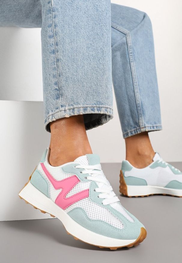 Renee - Jasnozielone Sneakersy Ozdobione Geometrycznym Wzorem Hirreti. Okazja: na co dzień. Kolor: zielony. Materiał: jeans. Wzór: geometria, aplikacja. Obcas: na platformie