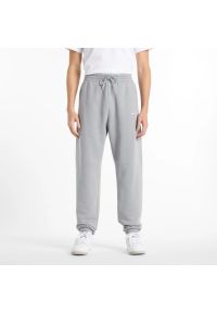 Spodnie męskie New Balance MP51505YST – szare. Kolor: szary. Materiał: dresówka, bawełna, materiał, poliester. Wzór: napisy