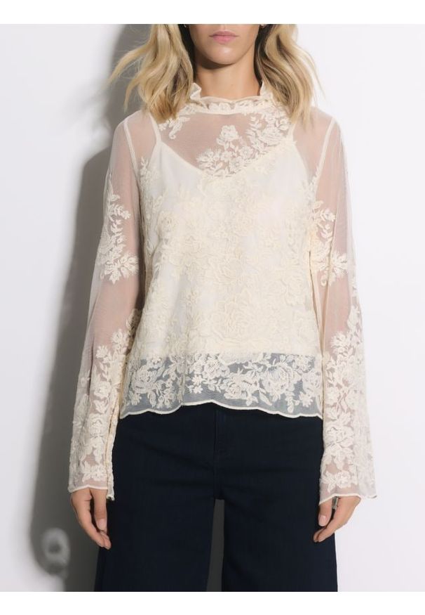 Reserved - Bluzka z haftowanym zdobieniem - kremowy. Kolor: kremowy. Materiał: tkanina. Wzór: aplikacja, haft