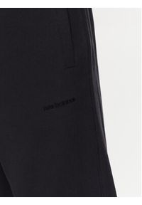 New Balance Spodnie dresowe MP23551 Czarny Relaxed Fit. Kolor: czarny. Materiał: dresówka, bawełna