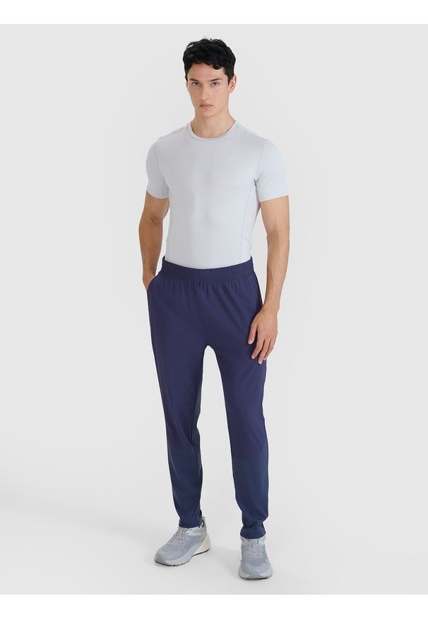 4f - 4F Spodnie do biegania w terenie szybkoschnące męskie - szare L. Kolor: szary. Materiał: elastan, materiał, włókno, dzianina, syntetyk. Długość: krótkie. Wzór: ze splotem, jednolity. Sport: bieganie, fitness