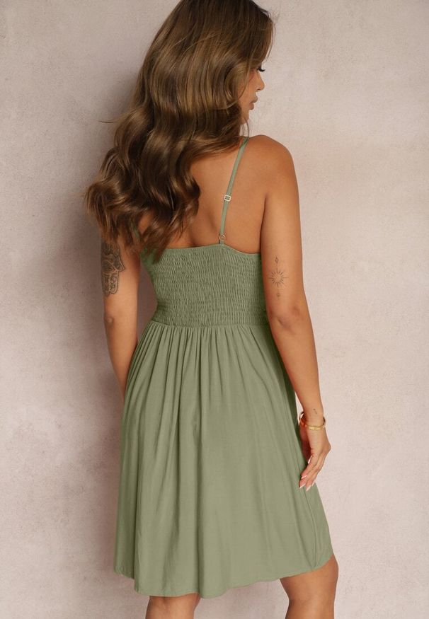 Renee - Ciemnozielona Kopertowa Sukienka z Bawełny na Ramiączkach z Regulacją i Gumką w Pasie Sennea. Okazja: na imprezę, na plażę, na co dzień. Kolor: zielony. Materiał: bawełna. Długość rękawa: na ramiączkach. Sezon: lato. Typ sukienki: kopertowe. Styl: wizytowy, casual, elegancki