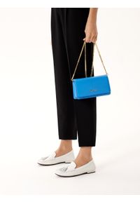Kazar - Niebieska torebka z klapą w prostokątnym kształcie. Kolor: niebieski. Materiał: skórzane. Styl: elegancki, wizytowy. Rodzaj torebki: na ramię #4