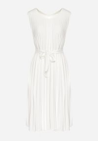 Born2be - Biała Rozkloszowana Sukienka Midi Plisowana z Materiałowym Paskiem Varethia. Kolor: biały. Materiał: materiał. Wzór: aplikacja. Długość: midi #6