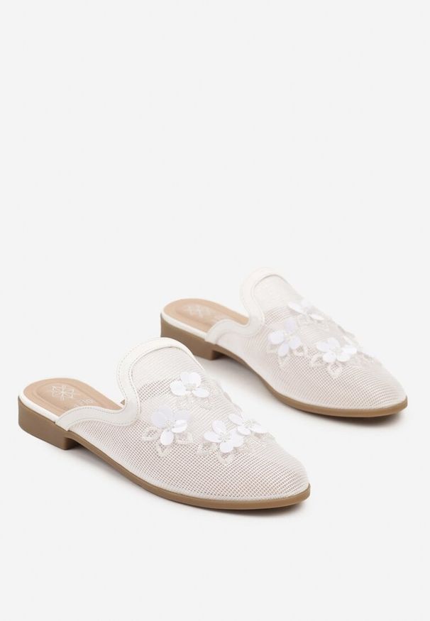 Born2be - Białe Siateczkowe Klapki Typu Mule z Kwiatami 3D Vilmoi. Okazja: na co dzień, na spacer. Kolor: biały. Materiał: jeans. Wzór: kwiaty. Sezon: lato. Styl: casual