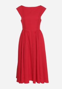 Born2be - Czerwona Rozkloszowana Sukienka Vices z Dekoltem Typu Łódka Milasena. Okazja: na co dzień. Kolor: czerwony. Materiał: jeans. Wzór: aplikacja. Typ sukienki: rozkloszowane. Styl: casual #5